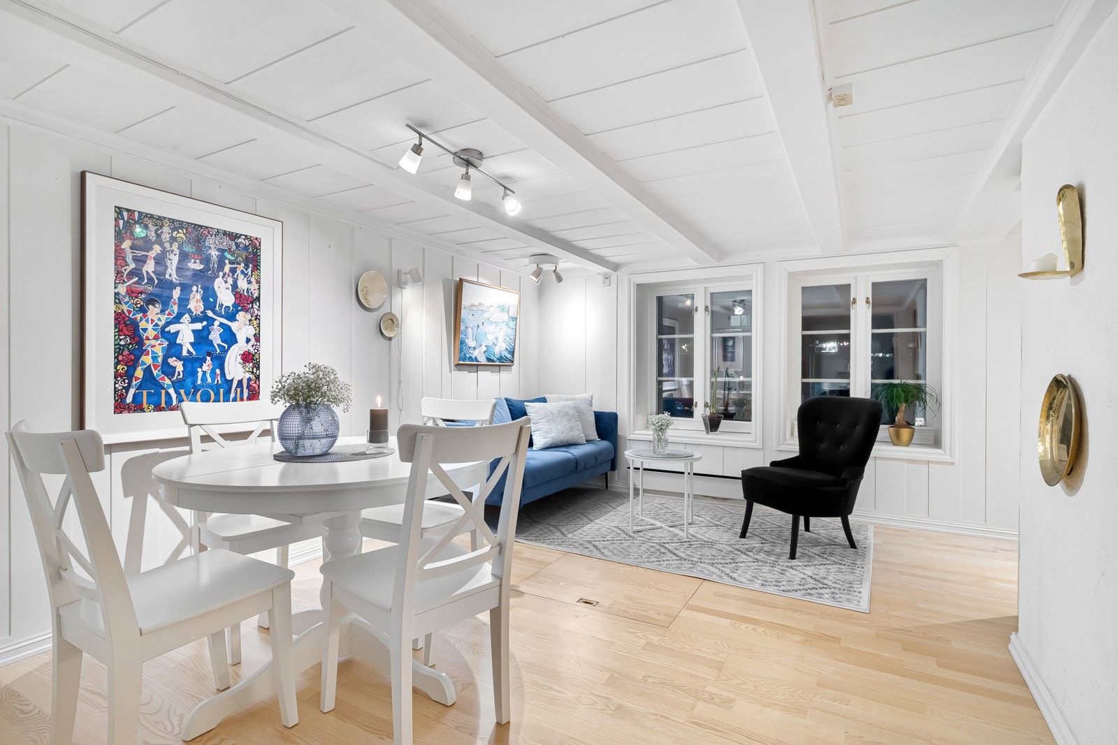 I boligens første etasje finner du spisestuen som er i tilknytning til kjøkkenet Galleribilde