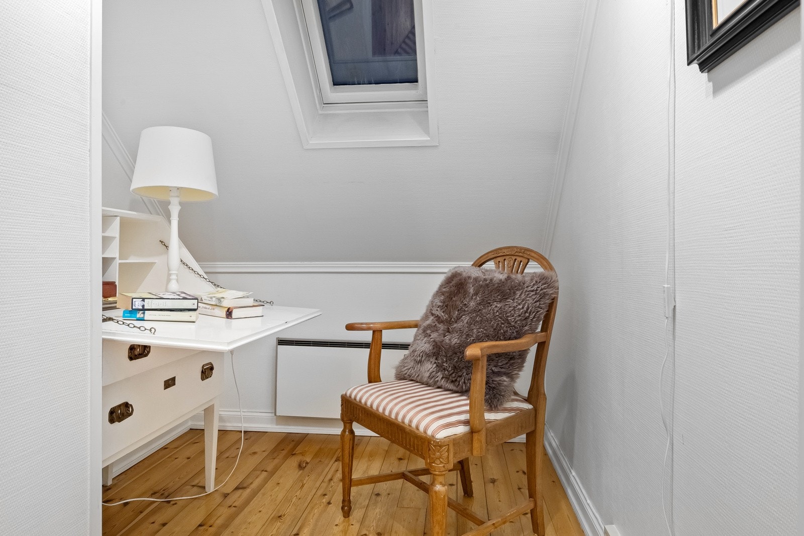 Praktisk arbeidsrom med plass ulike til kontorløsninger Galleribilde