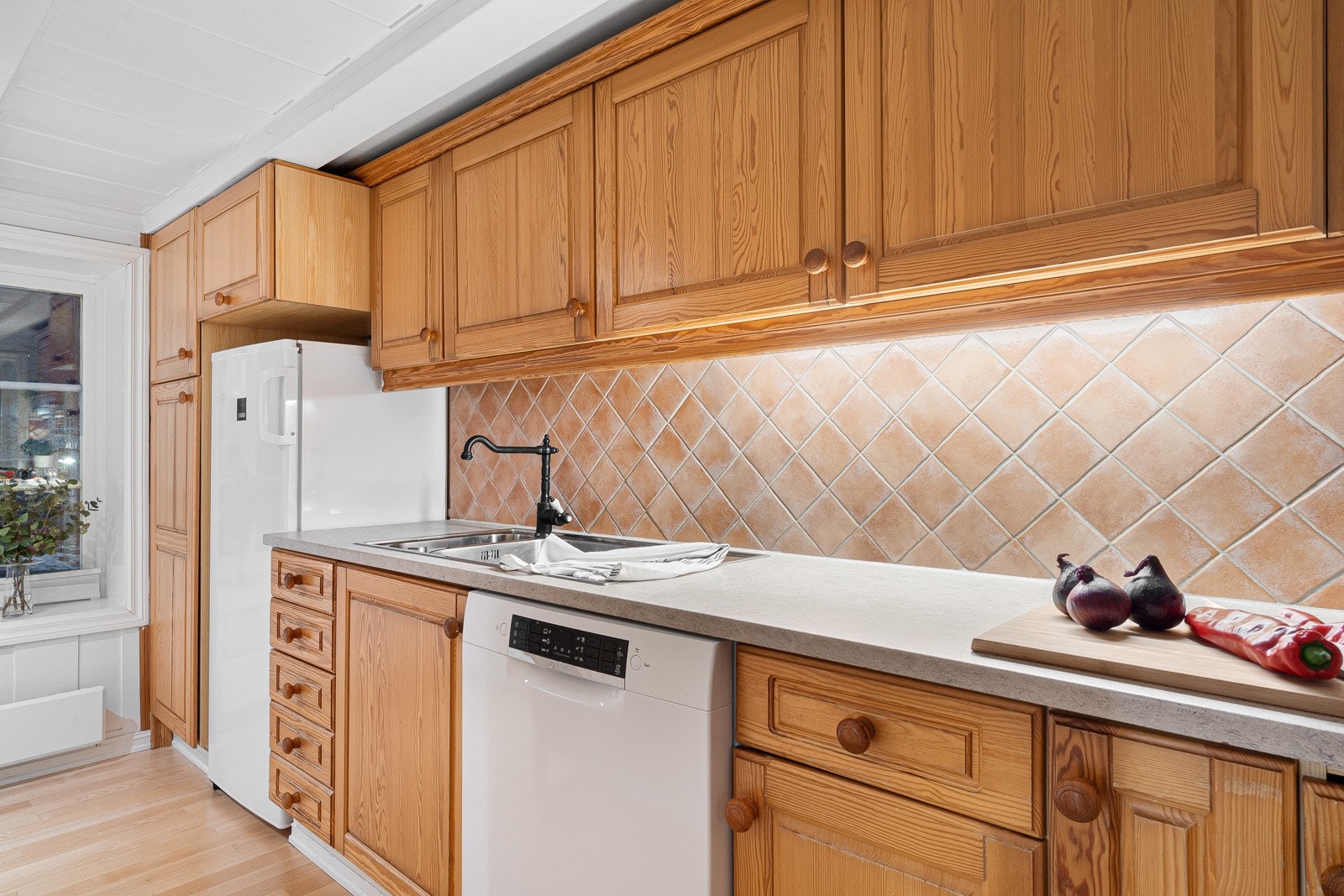 Kjøkkeninnredningen er original og funksjonell karakter Galleribilde