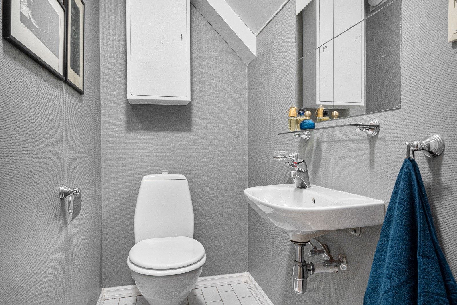 Praktisk adskilt toalettrom. I tillegg er det et adskilt vaskerom på 5 m² Galleribilde