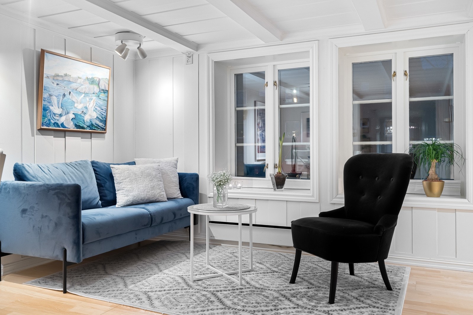 Her har du dype vinduskarmer med flott listverk, som fremhever det klassiske preget Galleribilde