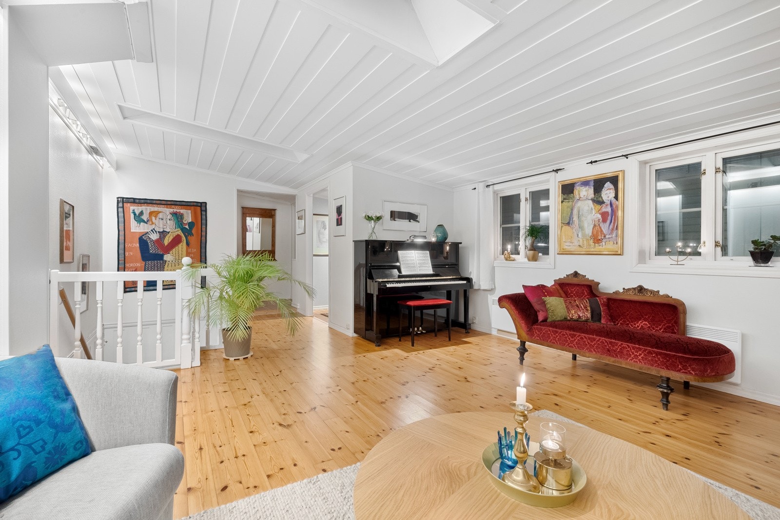 Stuen har vinduer i himling, som gir en unik romfølelse og godt med naturlig lys på dagtid Galleribilde