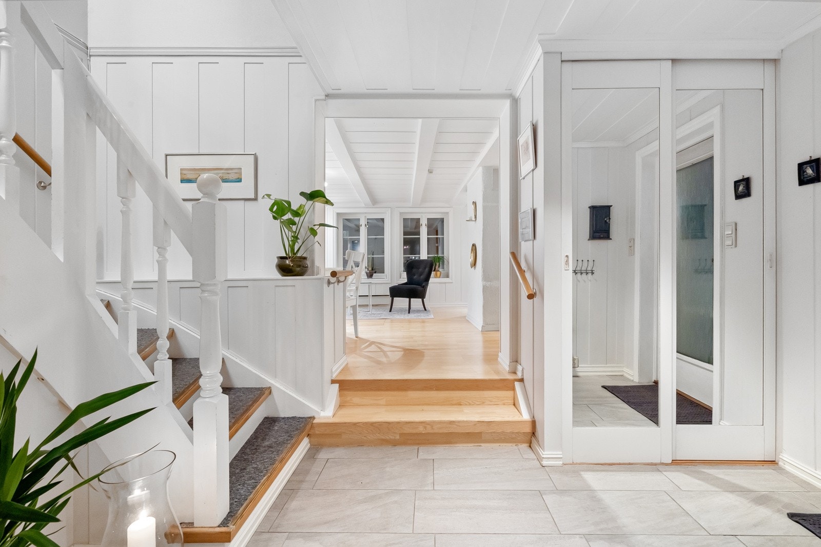 Inngangspartiet er av en generøs størrelse på hele 12 m² med en romslig skyvedørsgarderobe for oppbevaring av yttertøy og sko Galleribilde