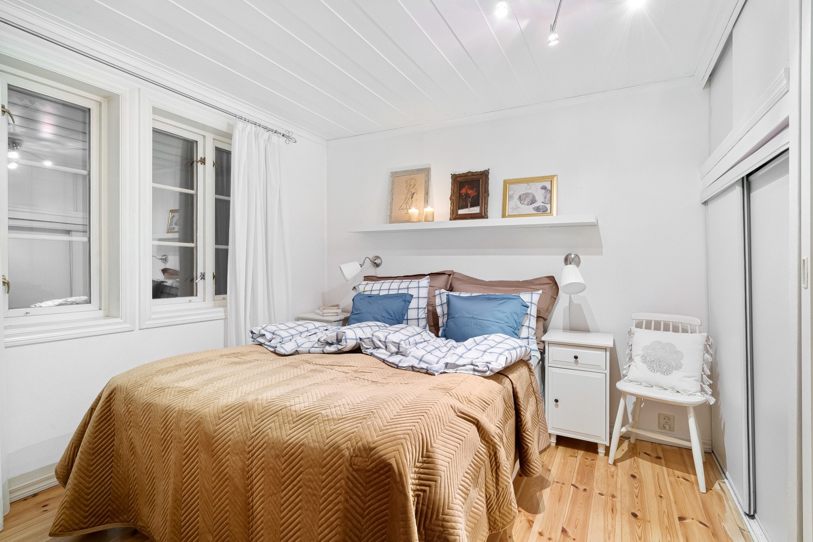 Hovedsoverommet er på 10 m² med god plass til dobbeltseng og tilhørende møblement, samt skyvedørsgarderobe Galleribilde