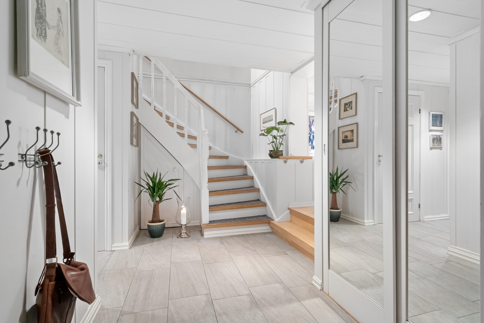 Et lyst og flislagt inngangsparti gir et flott førsteinntrykk Galleribilde