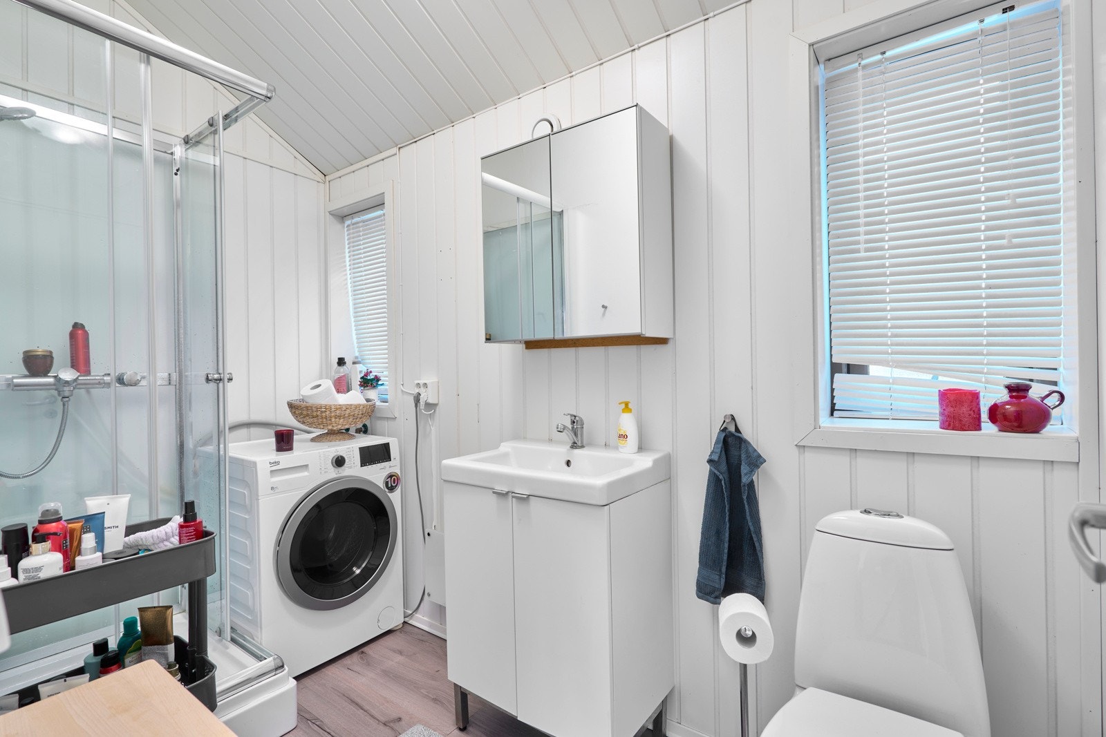 Badet er på gode 4 kvm, og det tidsriktige fargevalget gir et moderne preg. Galleribilde