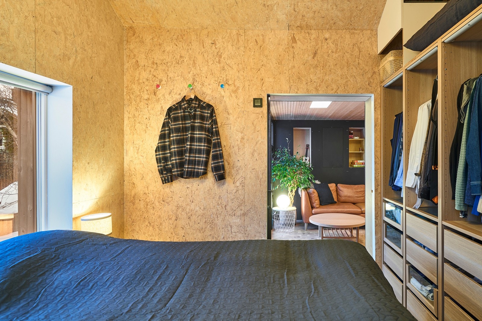 Begge soverommene har behagelig teppeflis på gulv, og de hvitlaserte OSB-platene gir et røft preg på rommet. Galleribilde