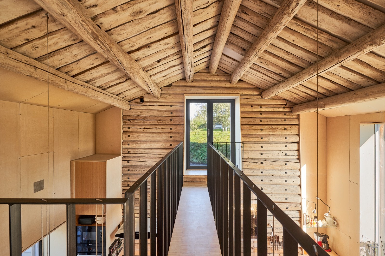 Brua gir et svært lekkert og moderne preg til boligen. De gamle tømmerstokkene er pusset, blåst rent og lutet. Galleribilde