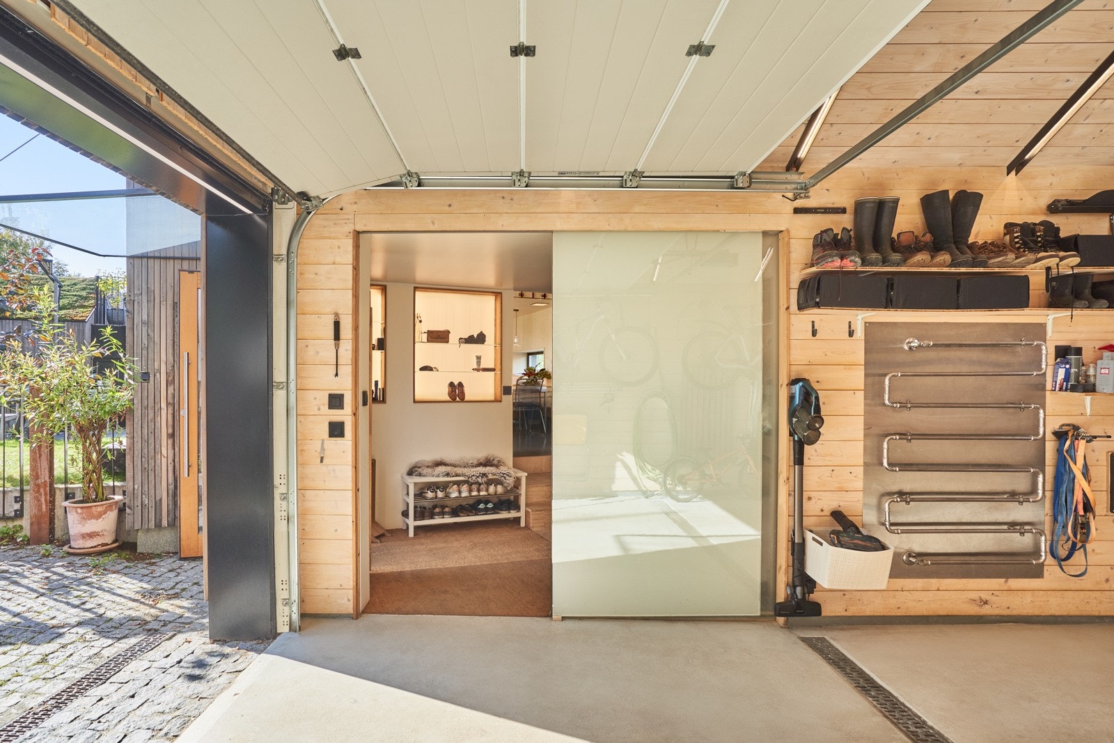 Garasjen er utstyrt med motorisert dør, er fullisolert, og oppvarmet gjennom vannbåren varme. Galleribilde