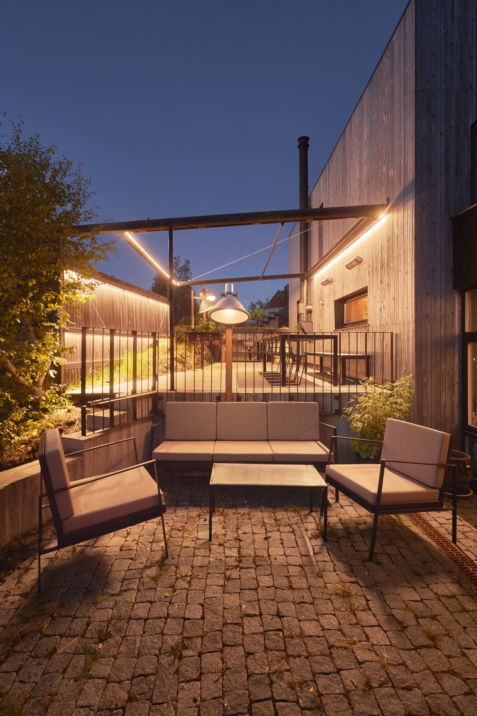 Boligen nyter godt av flere plasser med sitteseksjoner. Galleribilde