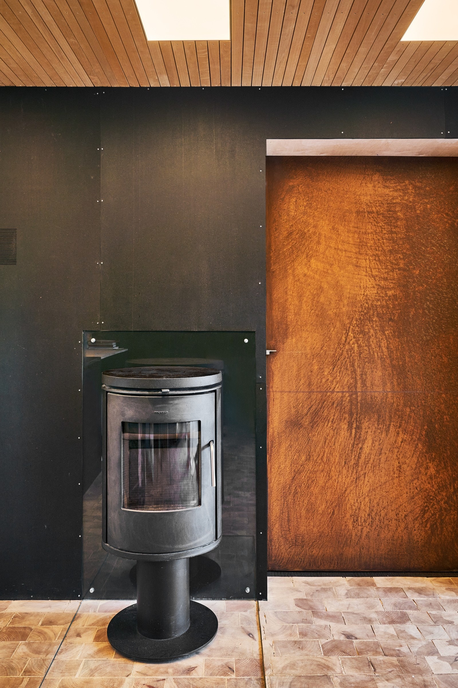 Boligen er tilrettelagt for vedfyring hvor ovnen er et pent møbel i rommet. Galleribilde