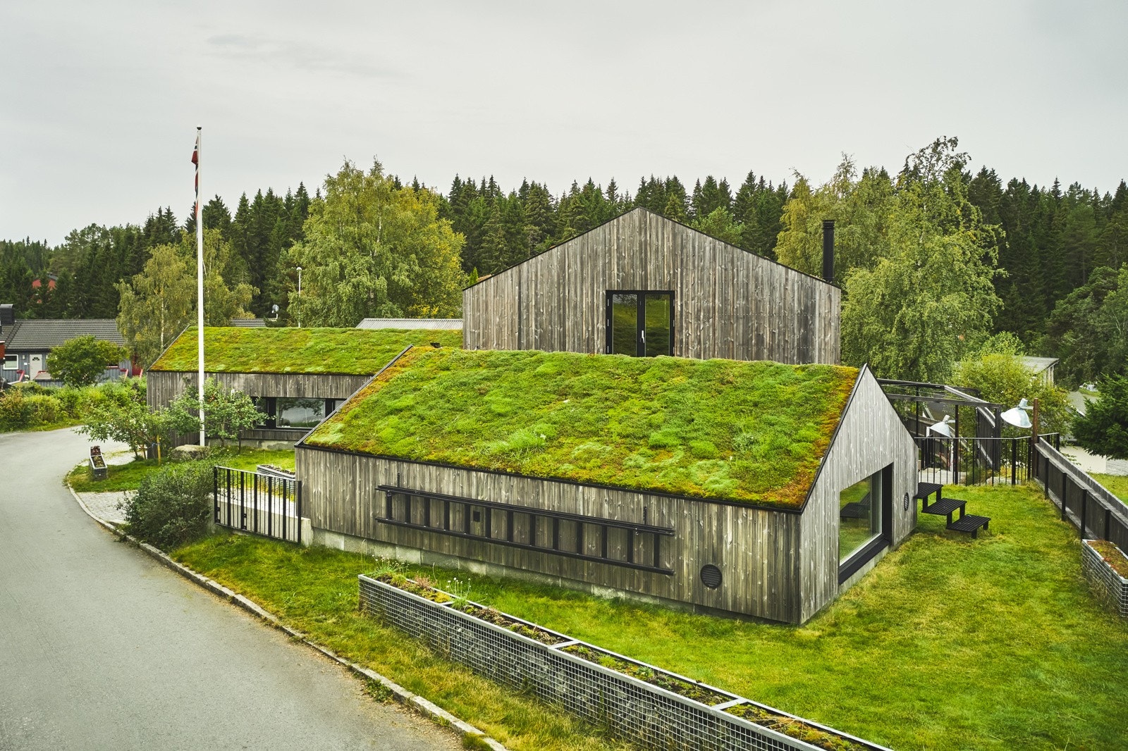 Plenområdet bak garasjen, i likhet med området foran stuedøra, har guide-ledninger lagt under brosteinsområdene. Dette sørger for et velfungerende system for robotklipperen. Galleribilde