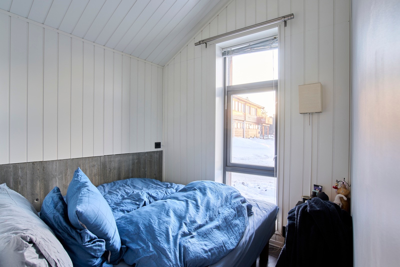 Soverommet er på gode 5,5 kvm. Den store vindusflata gir rommet godt med lys. Galleribilde