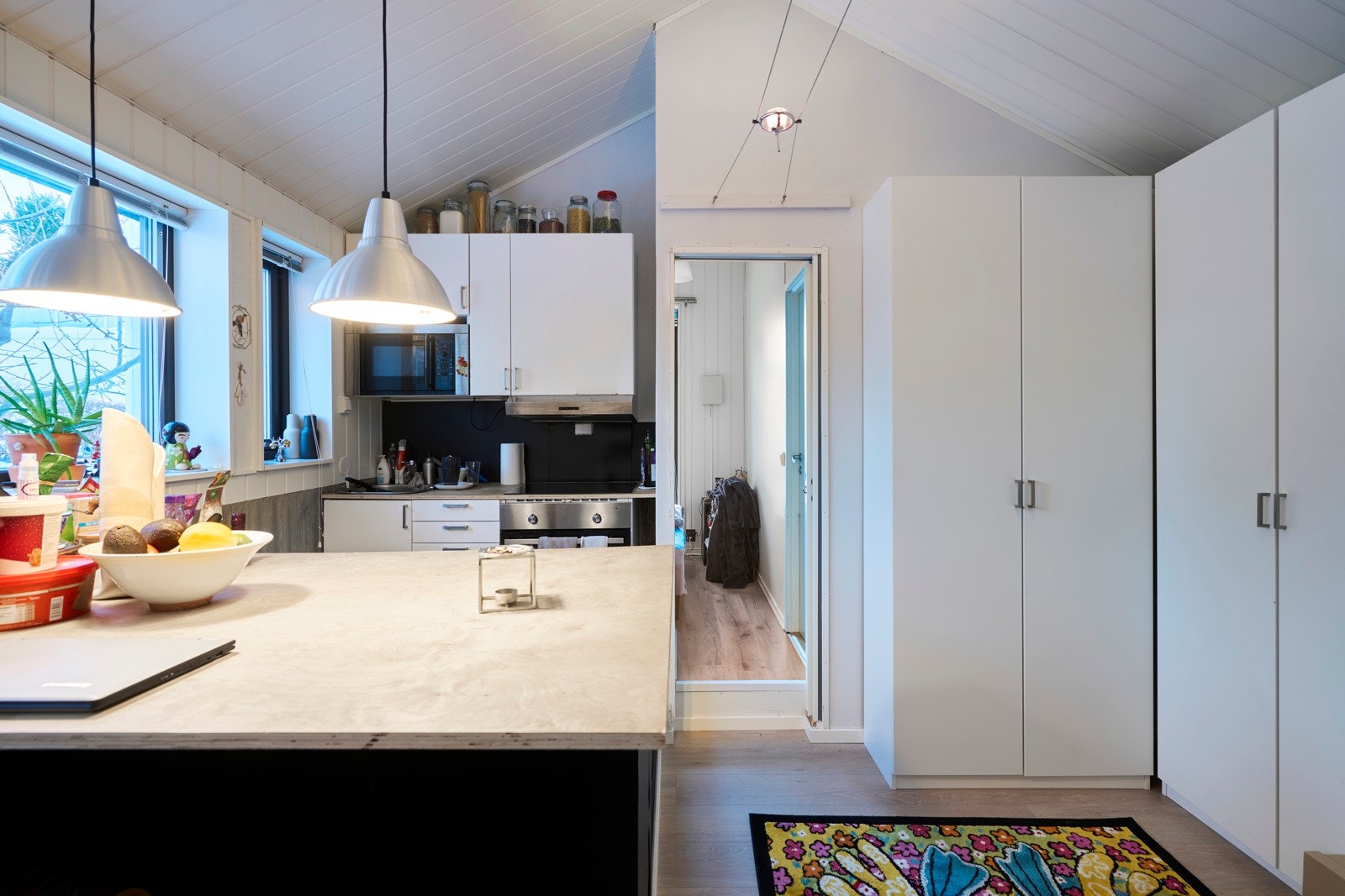 Kjøkkenet er i god stand, og vurdert til tilstandsgrad 1 av takstmann. Den smarte planløsninga skaper god plass oppbevaring. Galleribilde