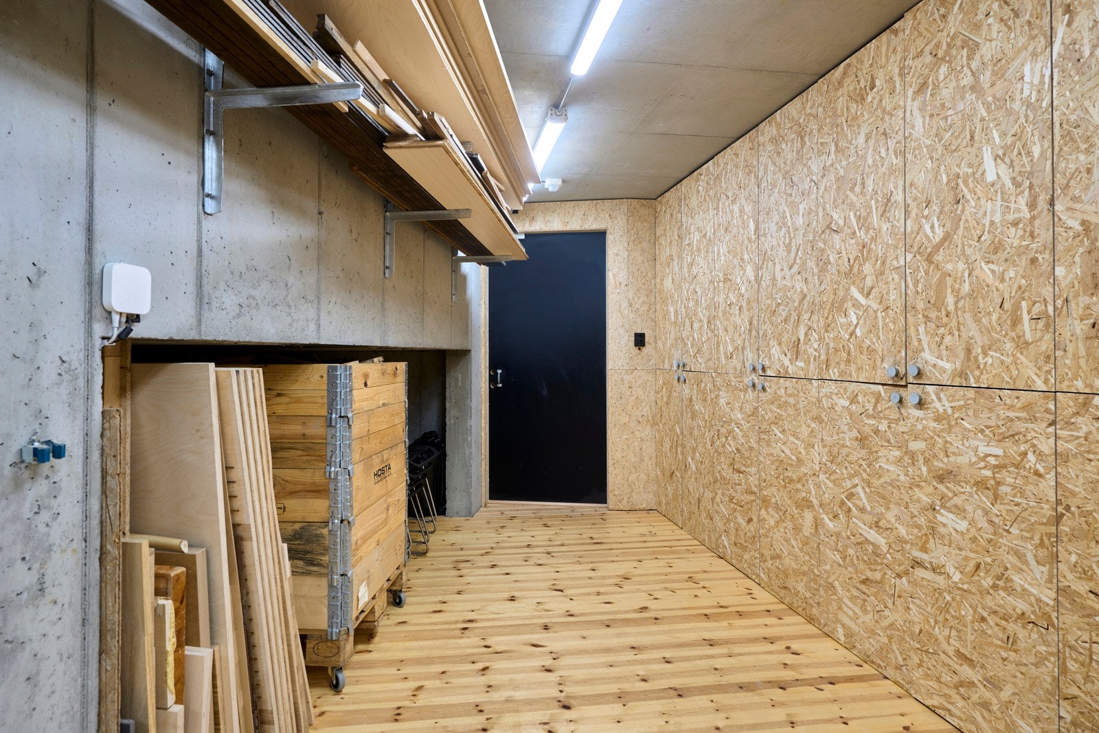 Boligen nyter et svært praktisk verksted/treningsrom på hele 25,5 kvm. Her er det tilrettelagt for alt man skulle trenge av oppbevaring. Galleribilde