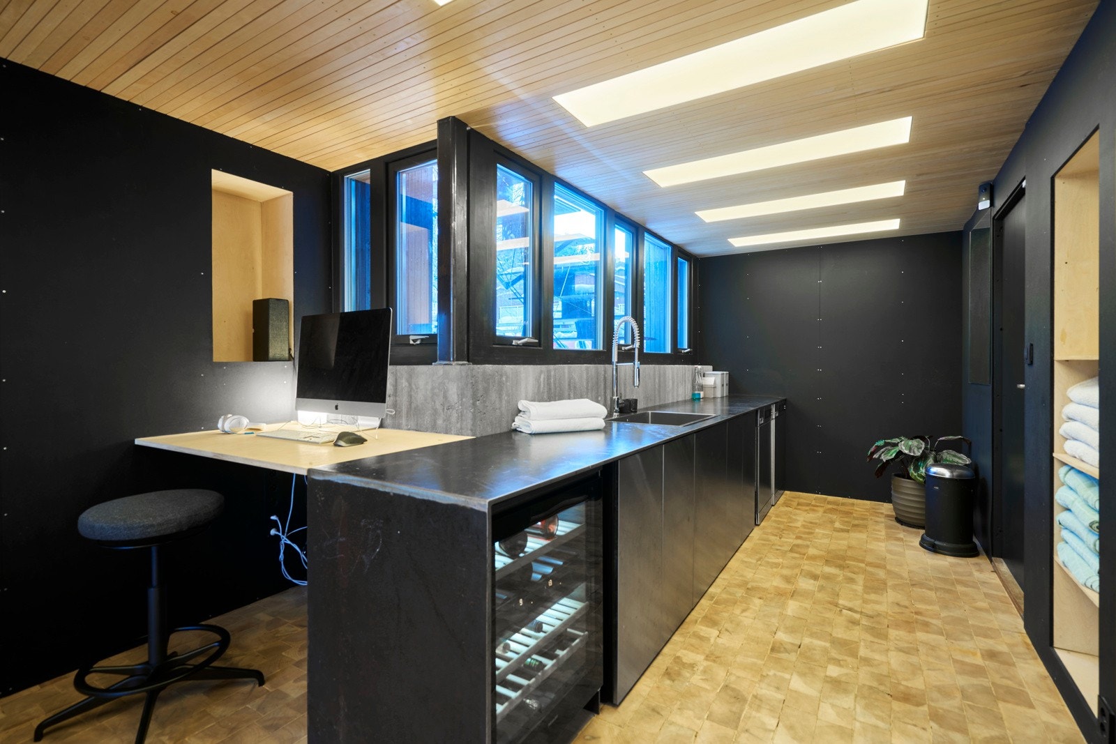 De kraftige LED-platene lyser opp rommet, og gir et moderne preg. Galleribilde