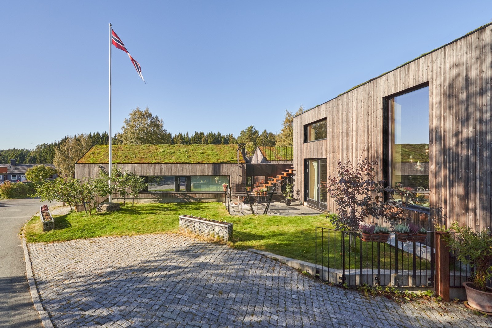 Boligen nyter en flott oppvarmet gårdsplass belagt med smågatestein i granitt. Det gjøres oppmerksom på at ved flere av bildene i annonsen er det gjort mindre bilderedigering. Interessenter oppfordres til å ta kontakt ang. spørsmål rundt dette. Galleribilde