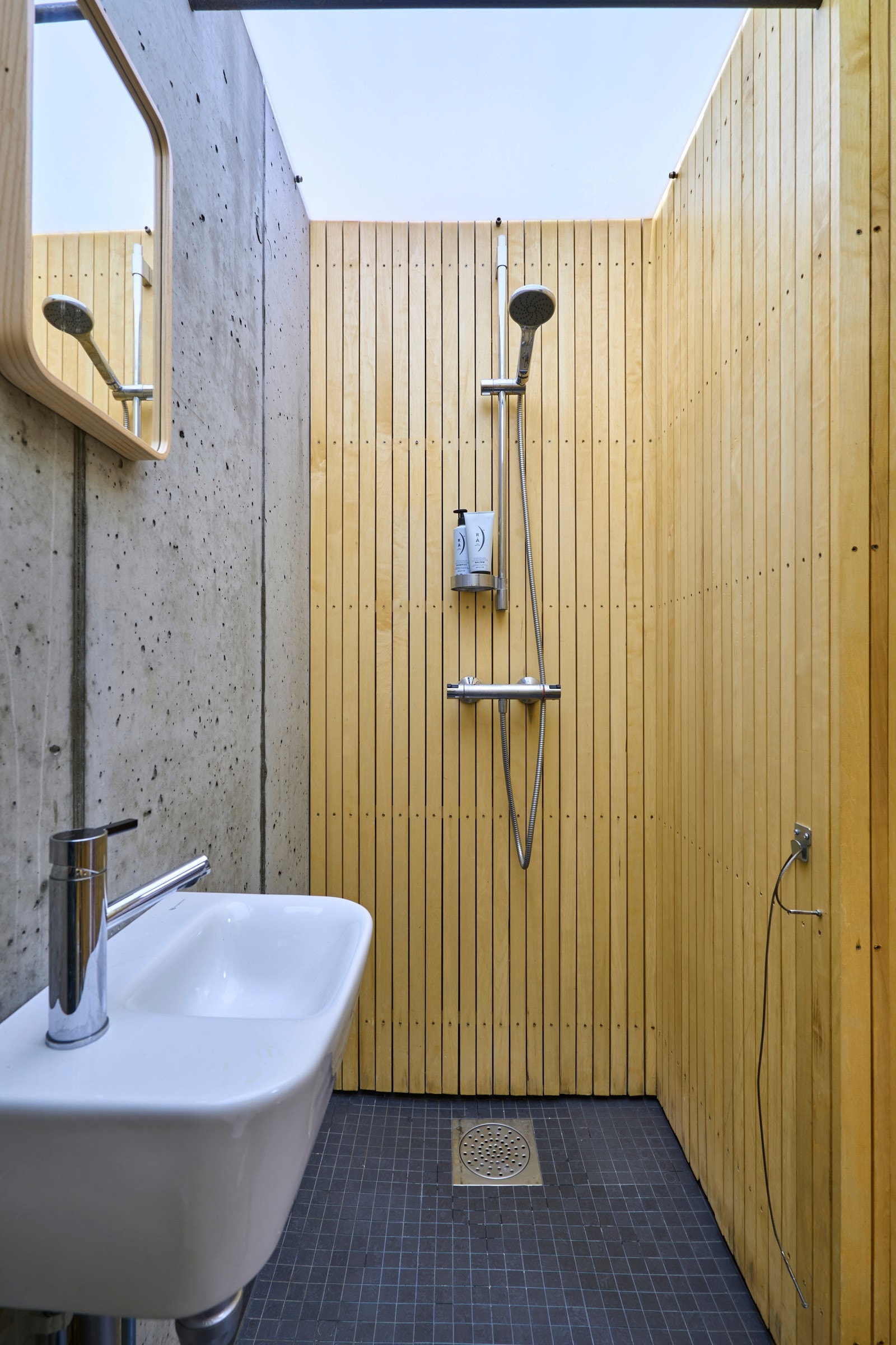 Praktisk gjestebad på 4 kvm bygget opp i et Litex-system med oljet kledning av osp. Taket er en elegant akrylplate spesiallaget med ledlys. Galleribilde