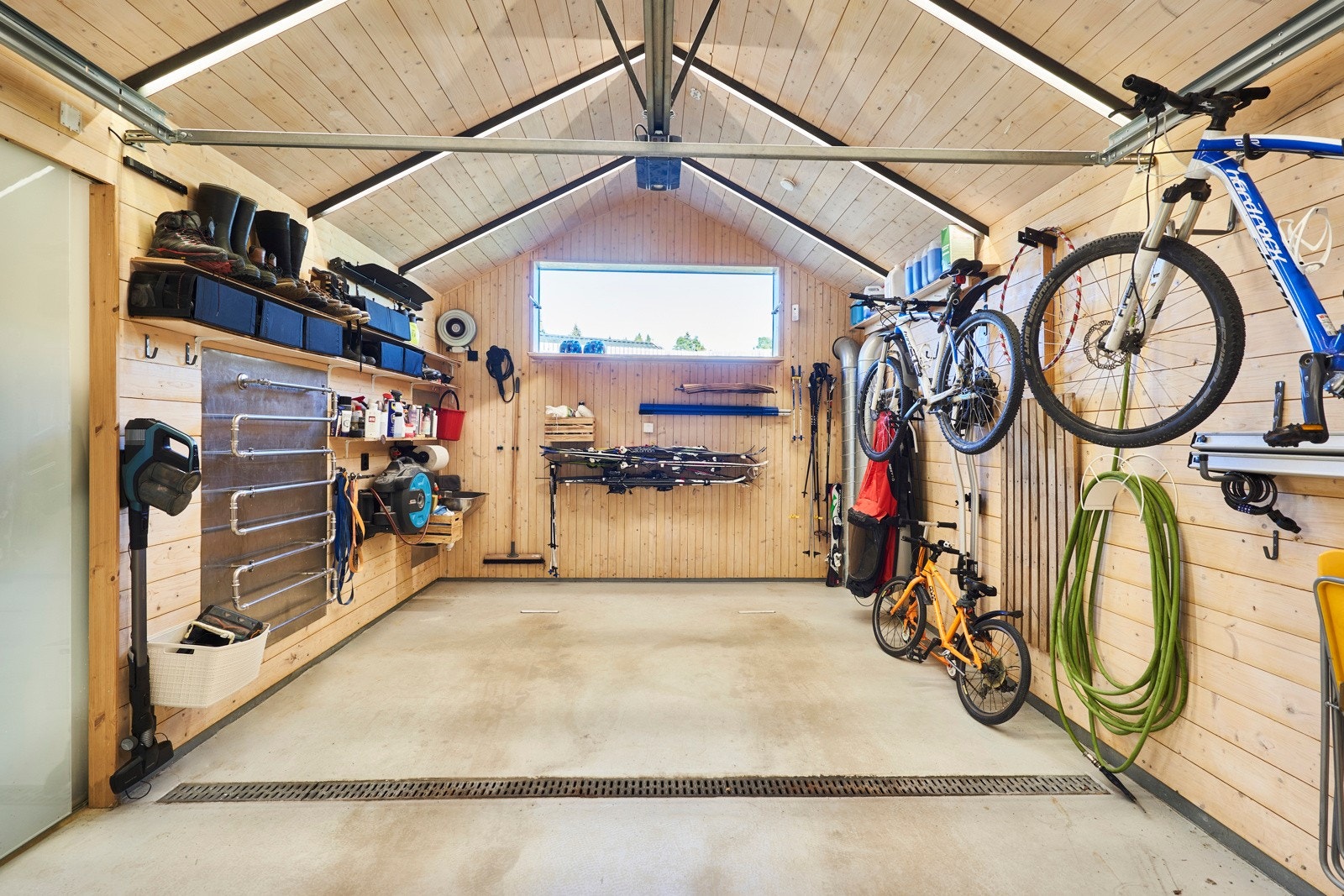 Smarthusføleren detekterer blant annet luftfuktighet og Co2. Garasjeport, glassdørmotor, dørfrosting, lys og vifte er tilkoblet boligens smarthussystem. Galleribilde