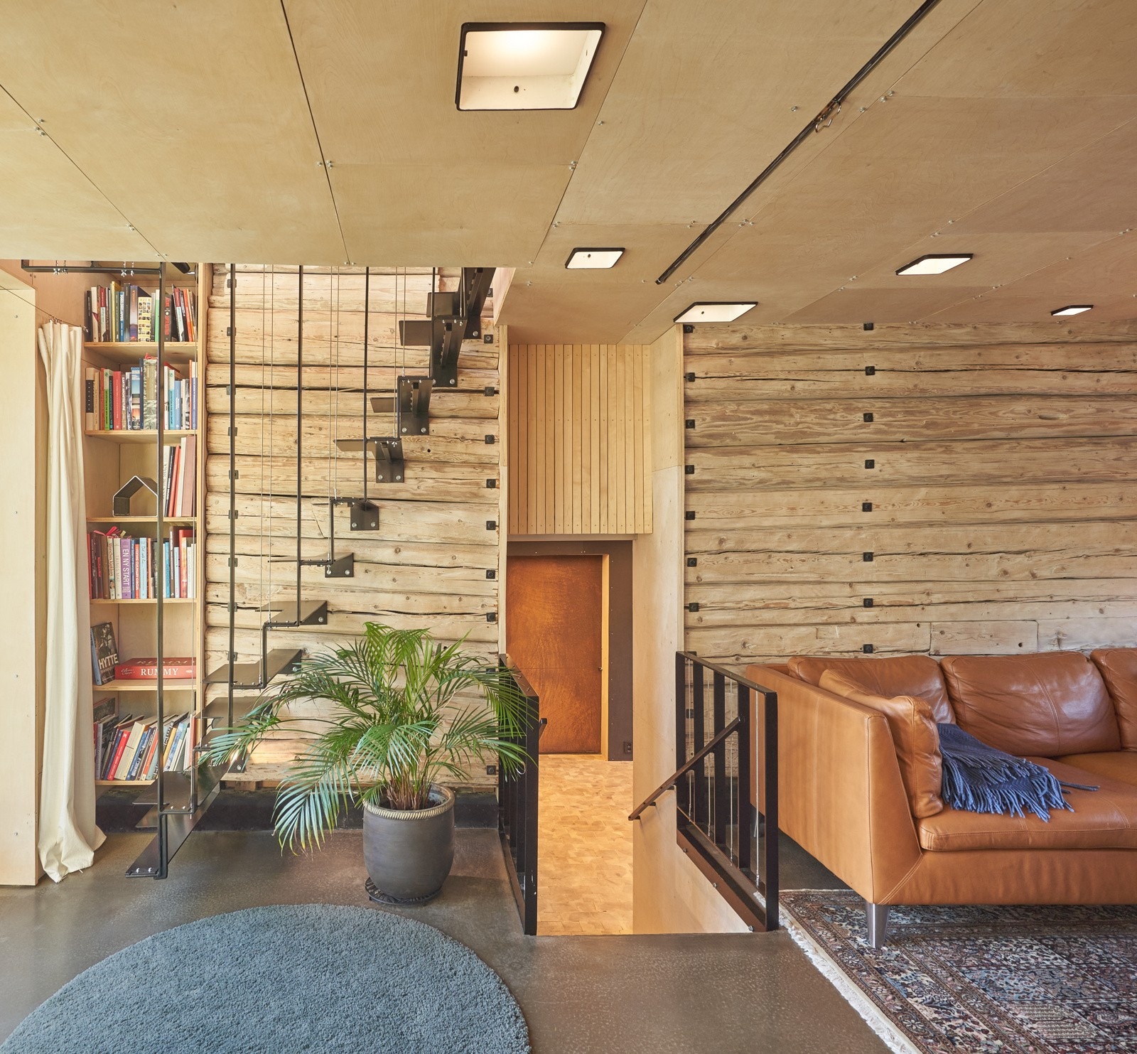 Boligens planløsning er elegant løst. Sambatrappa leder opp til hemsen, og trappa ned til mellomstua. Galleribilde
