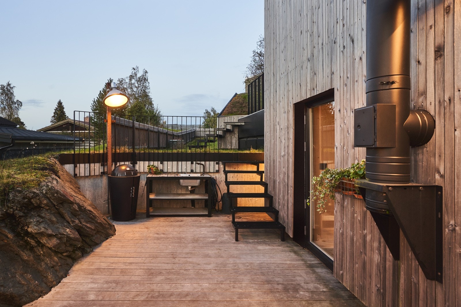 Utekjøkkenet er praktisk utstyrt med kaldt og varmt vann, samt egen utekran. Direkte utgang fra kjøkkenet. Galleribilde