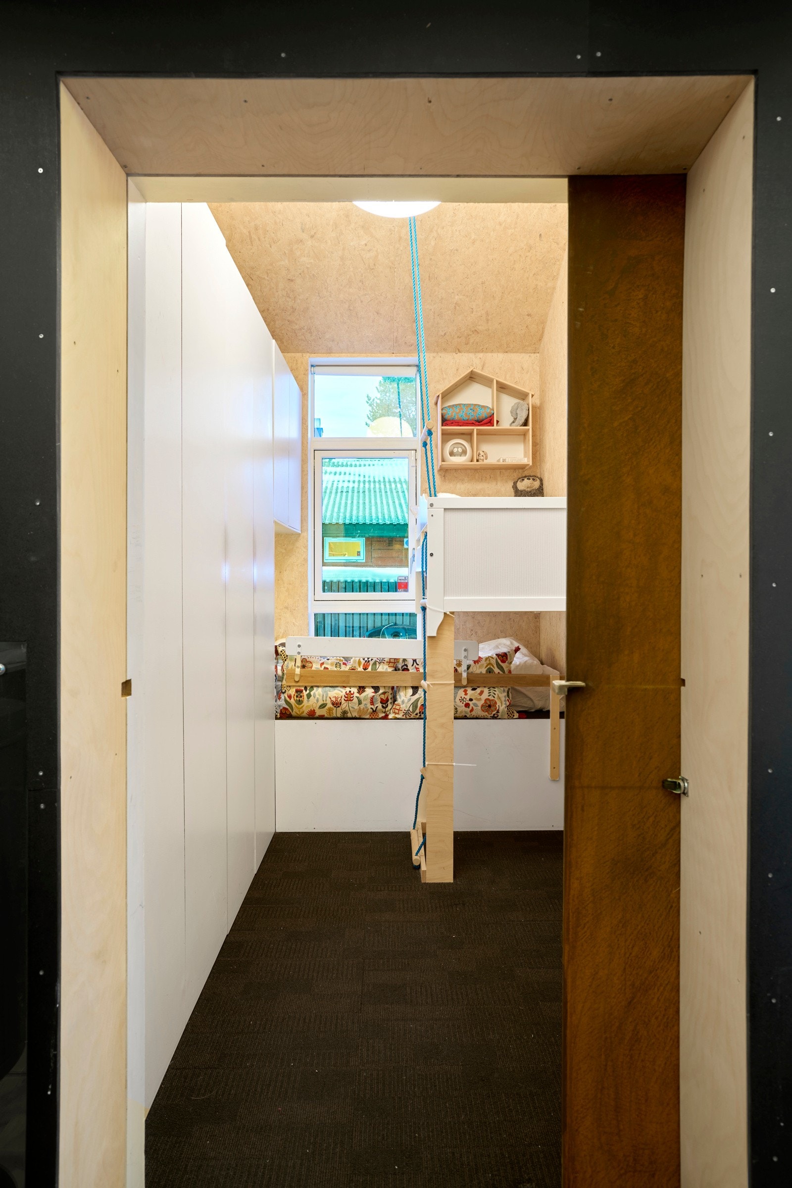 OSB-platene er pusset, og er en flott kontrast til det mørke teppet. Det minste soverommet er på 6,5 kvm med god plass til skap og seng. Galleribilde