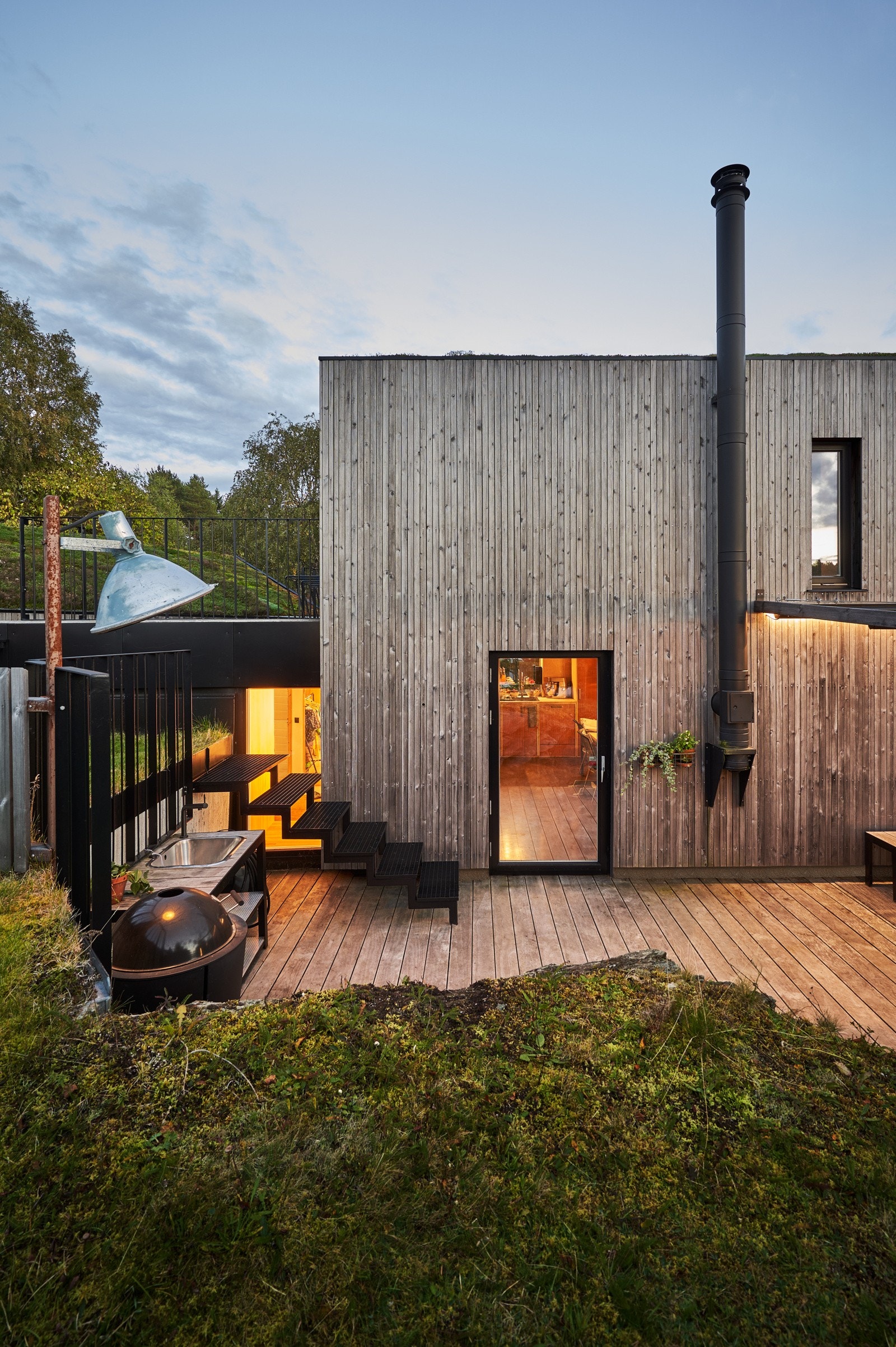 Utekjøkkenet fra et annet perspektiv. Spisesseksjonen er til høyre i bildet. Galleribilde