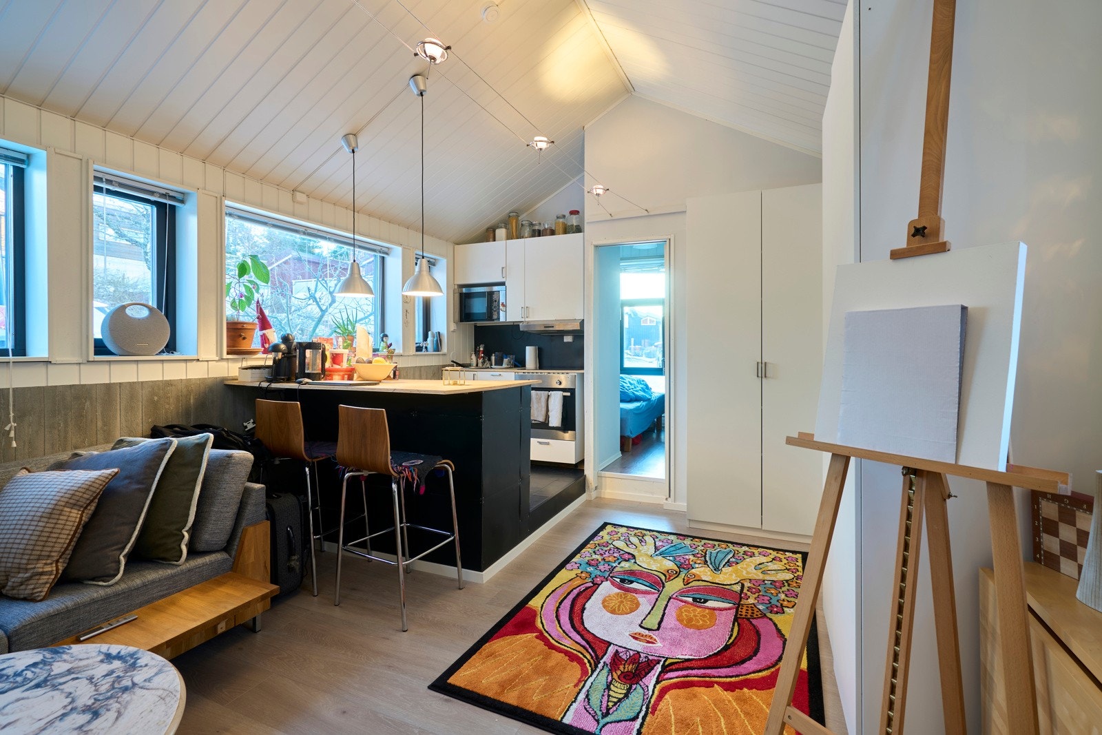 Utleiedelen består av en åpen stue- og kjøkkenløsning på hele 23 kvm, soverom og bad. Galleribilde