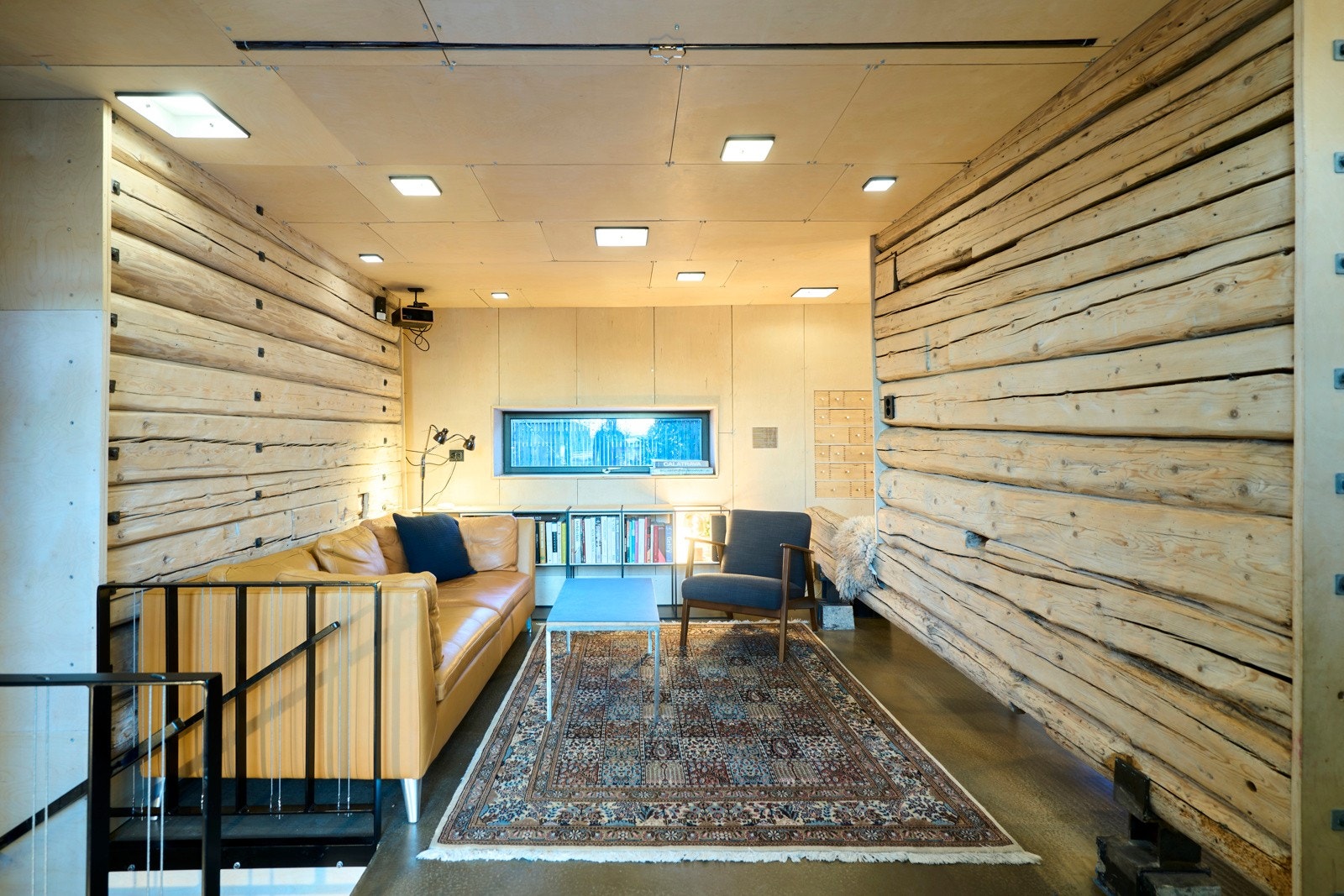 Stua i 1 etasje er på gode 15 kvm, og det gamle tømmeret setter sitt lekre preg på rommet. Galleribilde