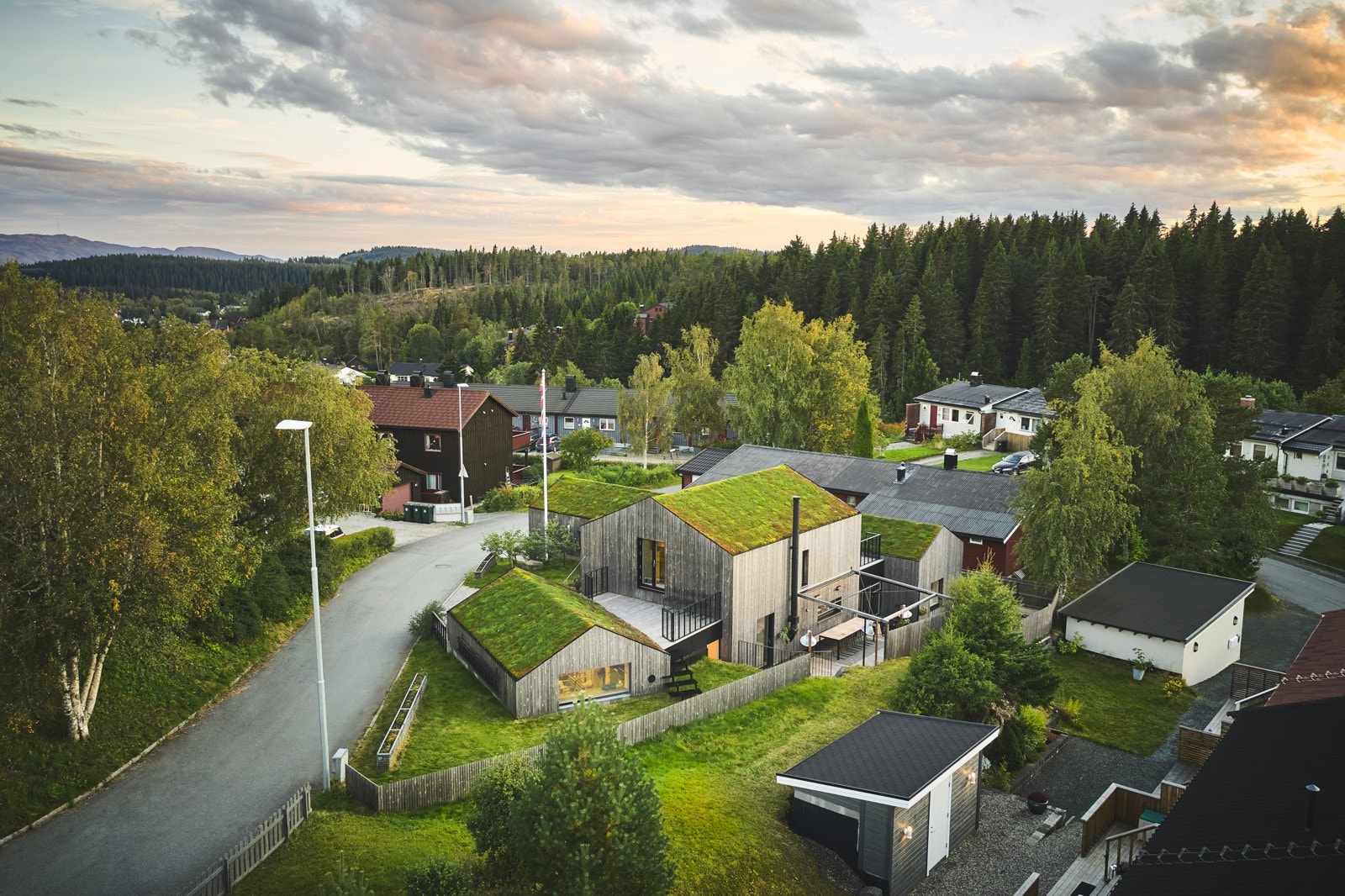 "Eiendommen er helt unik når det kommer til solforhold om vinteren. Det kan være mørkt i store deler av området rundt, men ikke akkurat her" -Selger Galleribilde