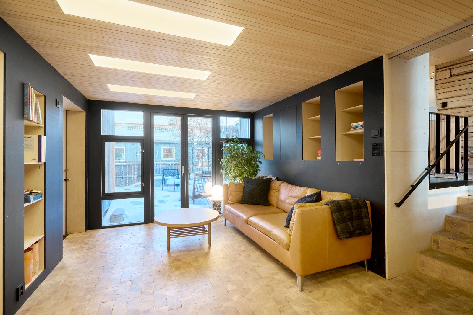 Gulvet er et unikt kubbegulv levert av Norsk Spon, og er av kjerneved fra 200 år gamle ask- og eiketrær fra Høgskoleparken i Sentrum. Galleribilde