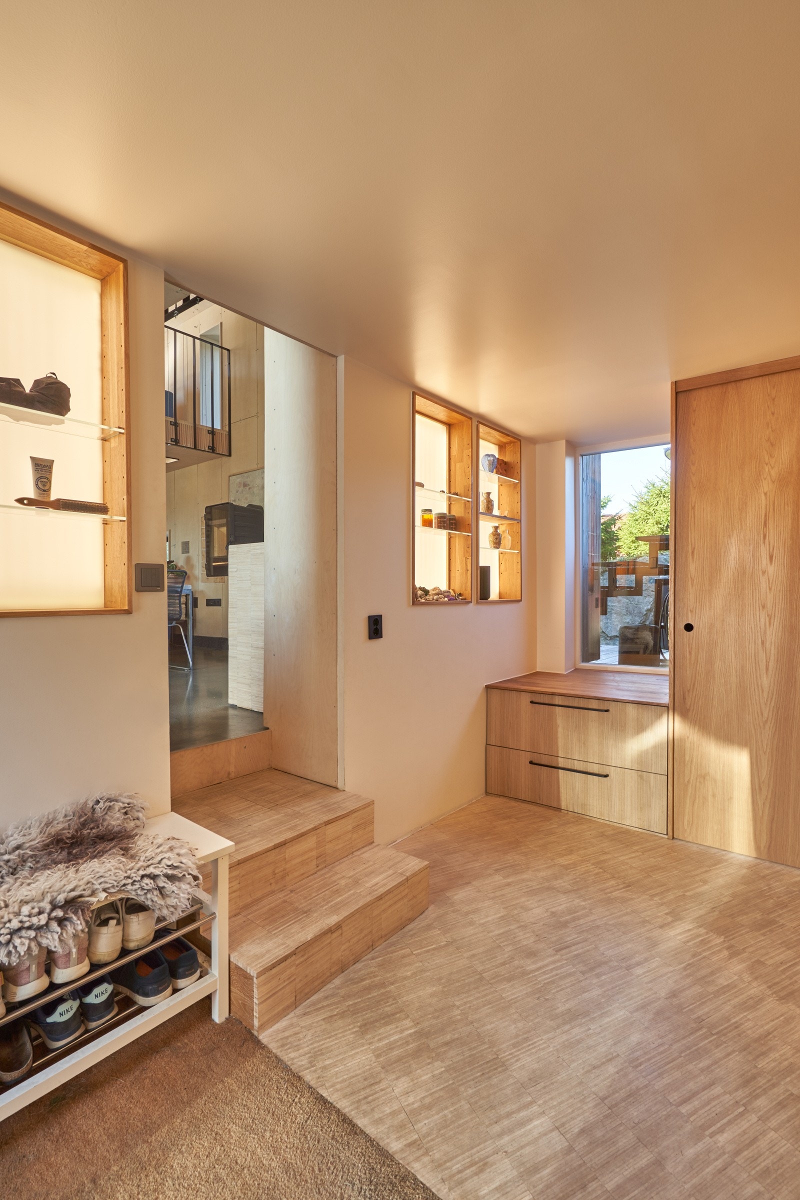 Boligens entré er utstyrt med spesialaget innredning av eik. De store ledpanelene gir godt med lys i rommet. Galleribilde