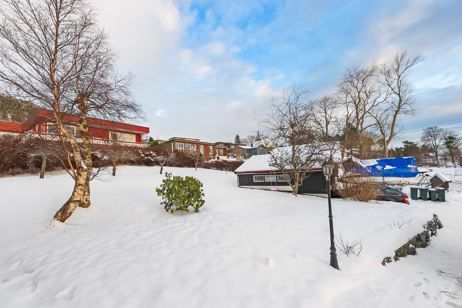 Det står i dag en dobbel garasje på tomten Galleribilde