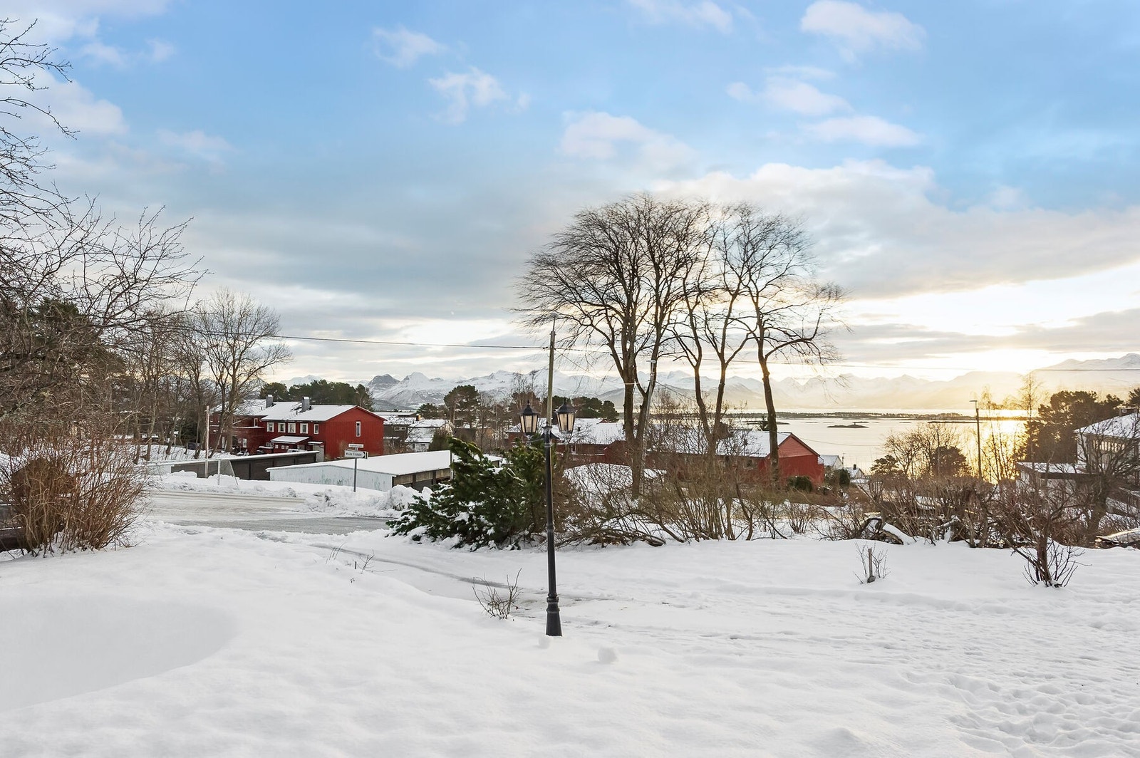 Tomten ligger i et rolig og barnevennlig boligområde vest for Molde sentrum Galleribilde