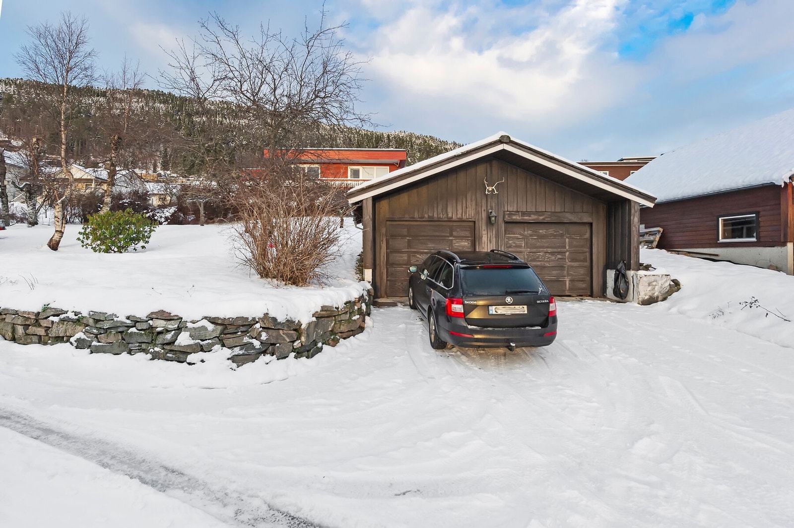 Det står i dag en dobbel garasje på tomten Galleribilde