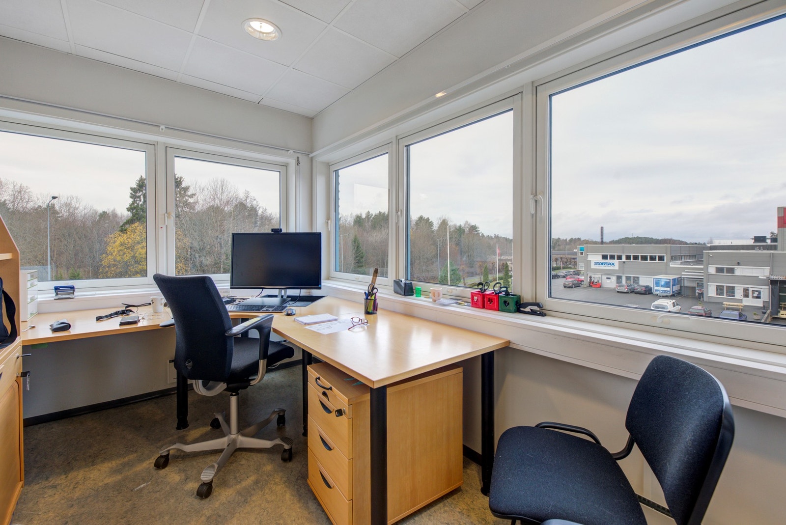 Lyst hjørnekontor i byggets tredje etasje. Galleribilde