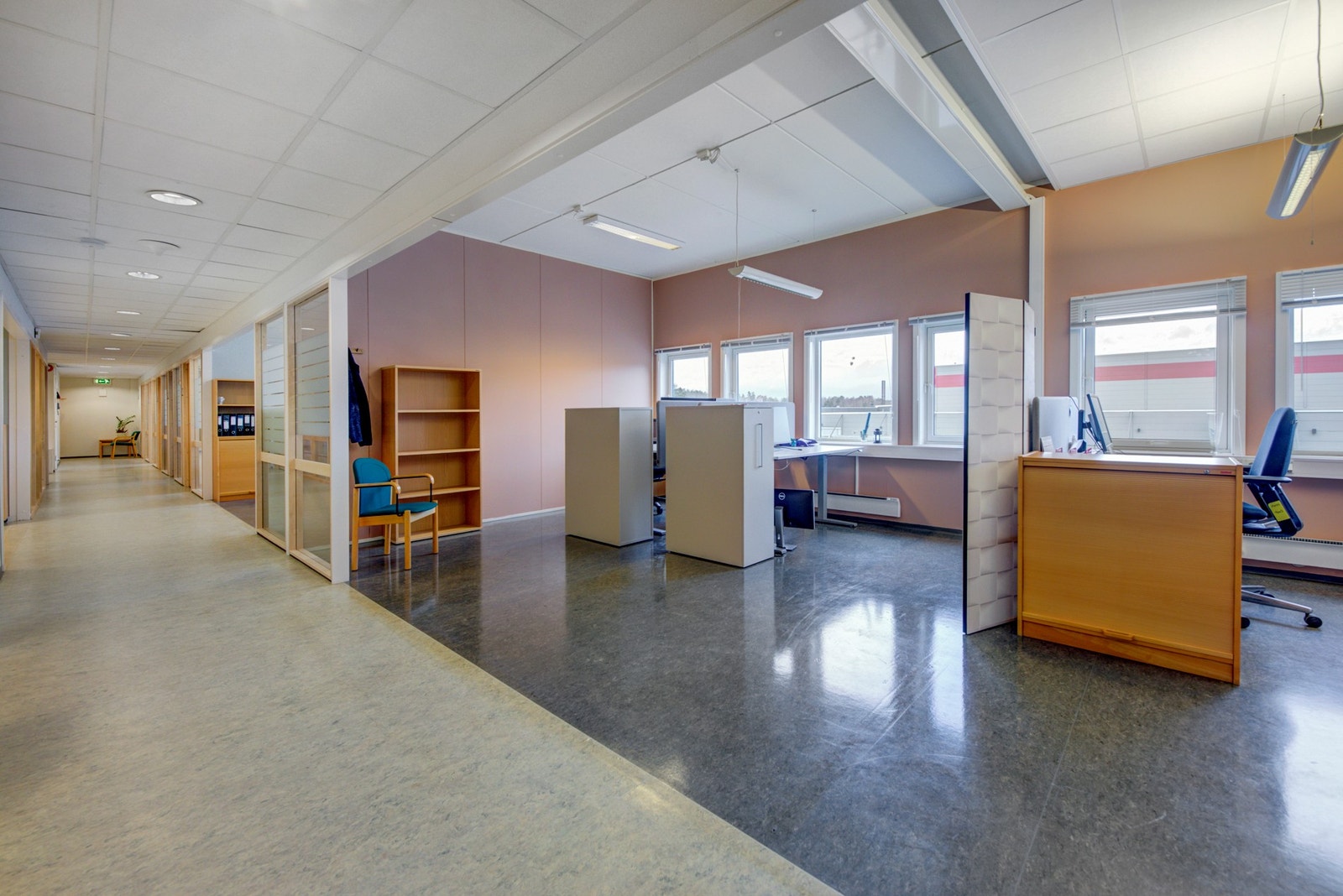 Himlingen er stedvis åpnet opp for en luftig atmosfære. Galleribilde