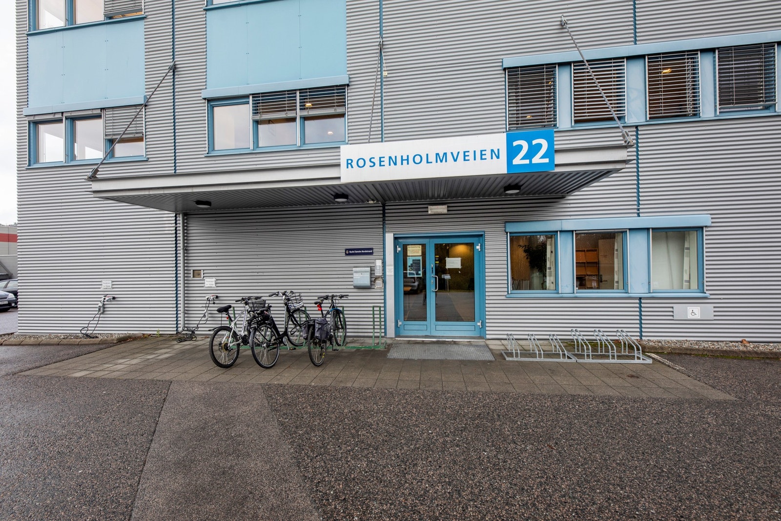 Sykkelparkering og el-billadere tilgjengelig. Galleribilde