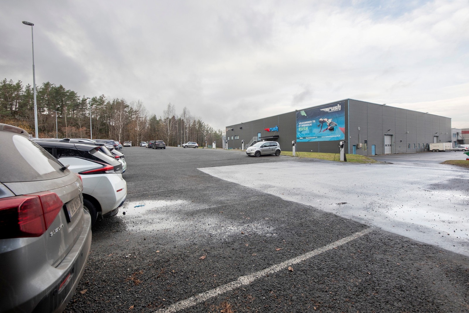 Eiendommen har rikelig med parkeringsplasser. Galleribilde