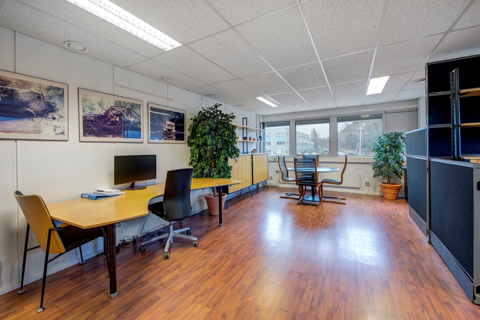 Kontorlandskap ved areal skravert i mørkeblått på plantegning. Galleribilde