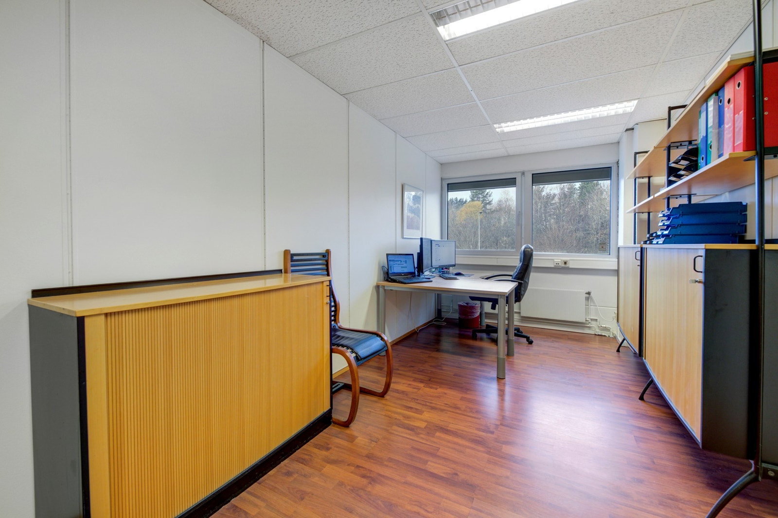 Kontor ved areal skravert i mørkeblått på plantegning. Galleribilde