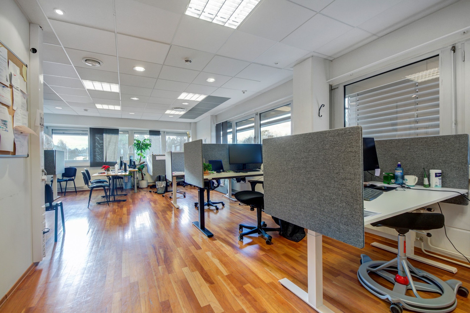 Kontorlandskap på areal skravert i lyseblått på plantegning. Galleribilde