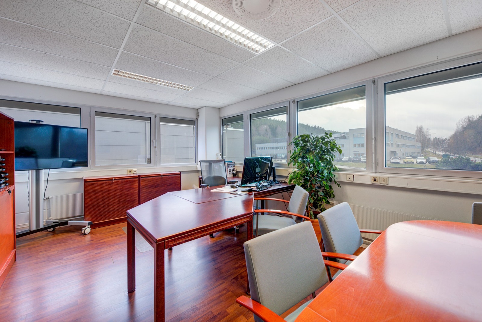 Kontor/møterom ved areal skravert i mørkeblått på plantegning. Galleribilde