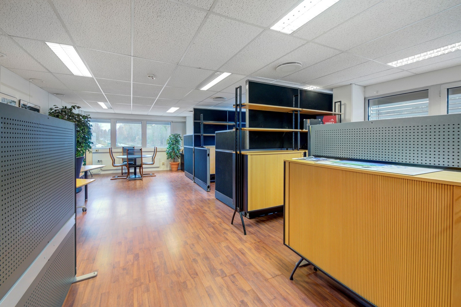 Kontorlandskap ved areal skravert i mørkeblått på plantegning. Galleribilde