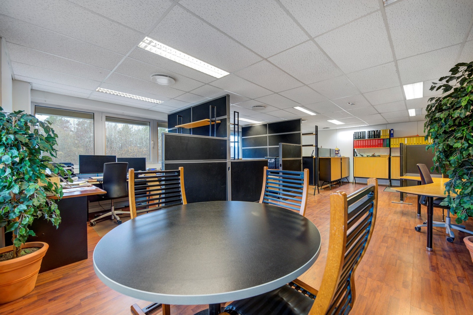 Kontorlandskap ved areal skravert i mørkeblått på plantegning. Galleribilde