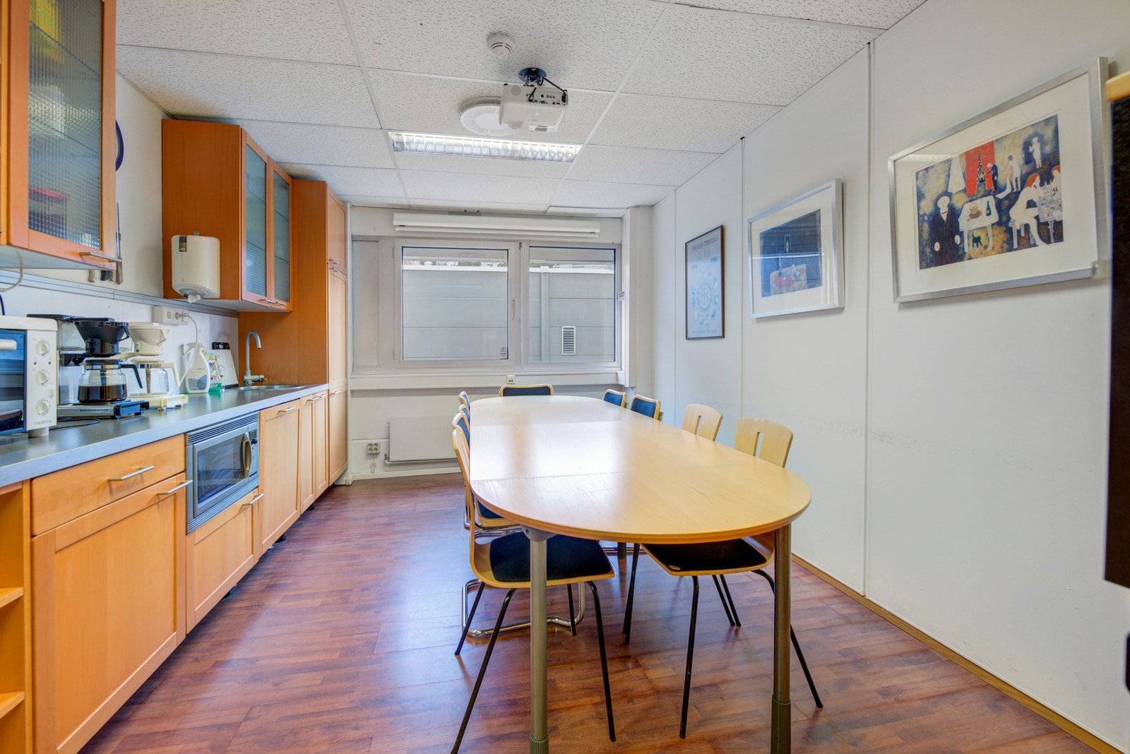 Kjøkken/spiserom ved areal skravert i mørkeblått på plantegning. Galleribilde