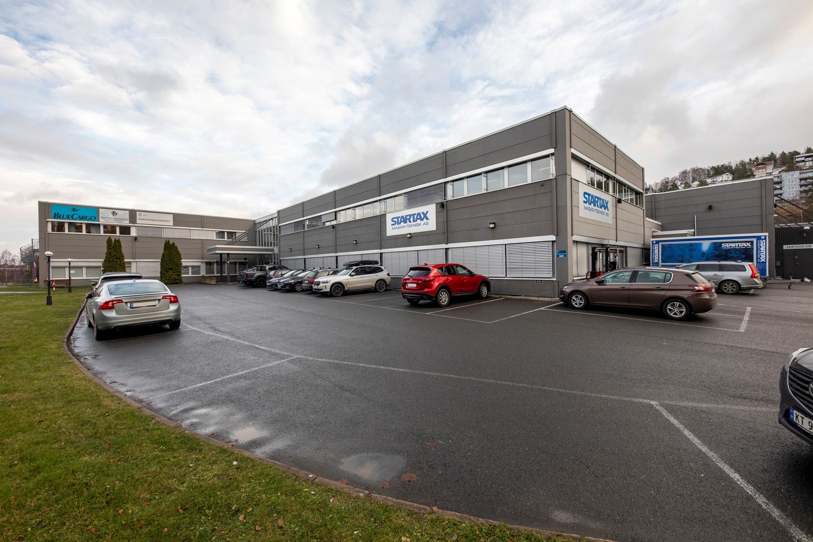 Fasade og parkering Galleribilde