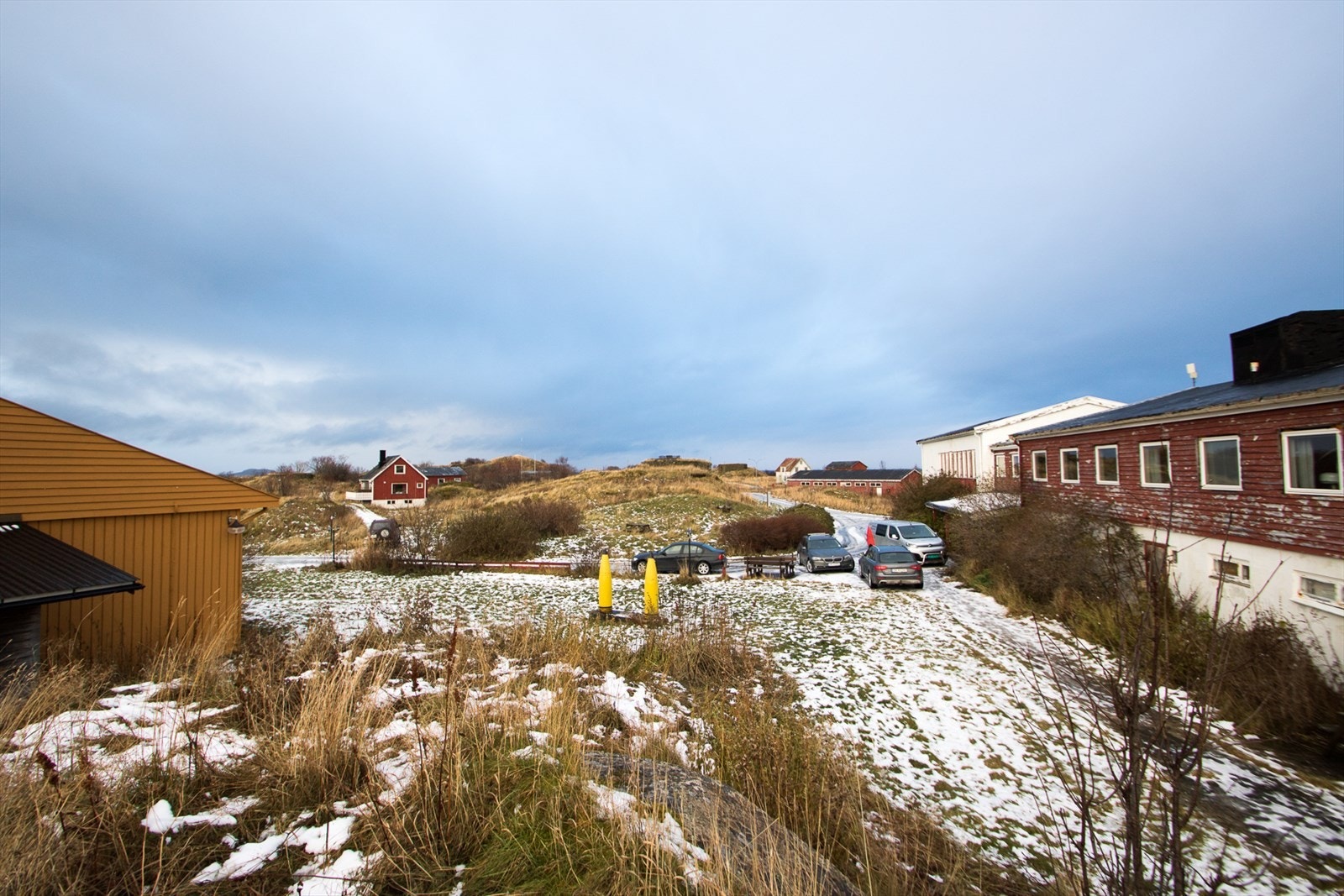 Hovedbygget til høyre, offisersbrakke til venstre. Ellers vises bolig og lagerhall. Galleribilde