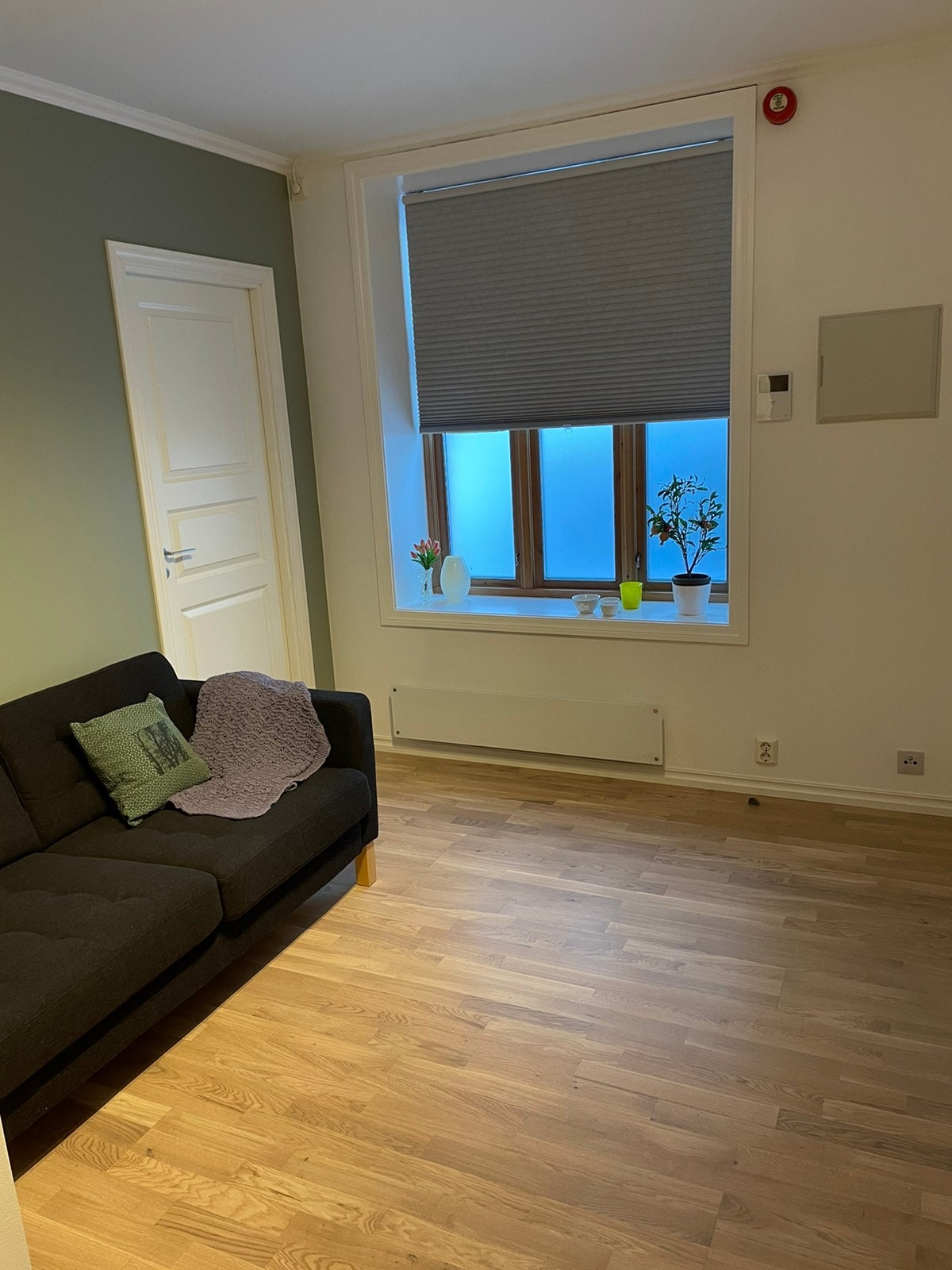 Del av lys, lekker og moderne stue. Pen parkett. Lekre flater. (Sofa er med for illustrasjon). Galleribilde
