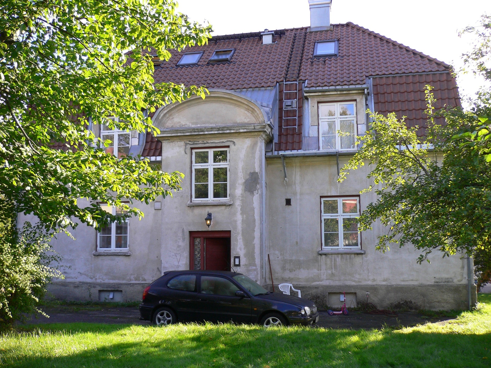 Huset sett fra hagen Galleribilde